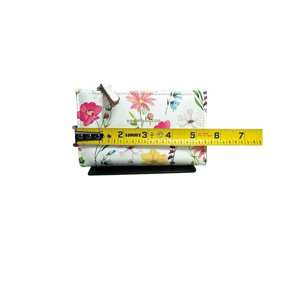 Nanette Lepore Women's Small White Floral Bifold Wallet Snap Closure Zip Pocket‎